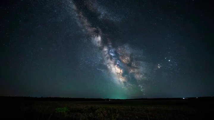 Богатое небо ночи в объективах длинной выдержки