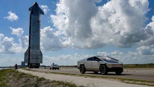 SpaceX pertimbang bergabung dengan Tesla