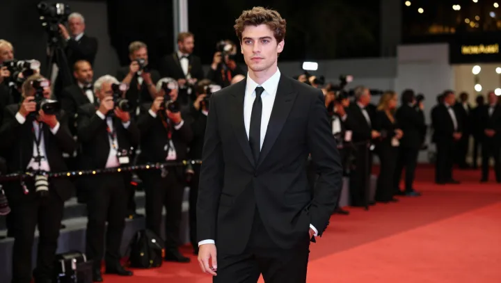 Джо Элвин как контрольная? Тейлор будто из лаборатории