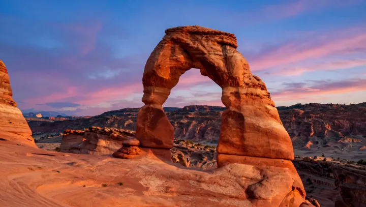 Poušť, skoro žádná voda… a tyhle šílený oblouky?!