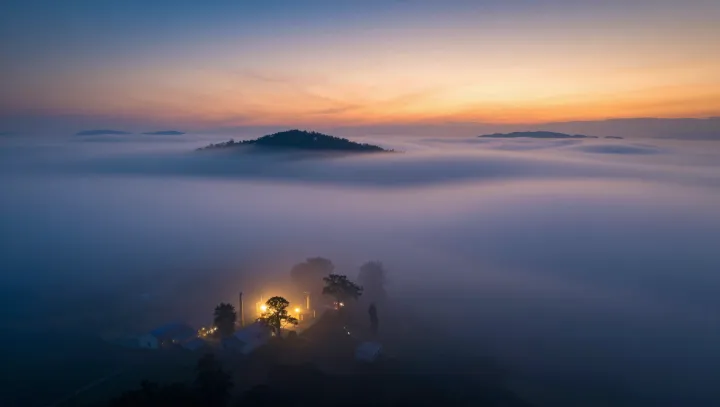 Proč se pouštní městečko topí v mlze, a ne v dešti