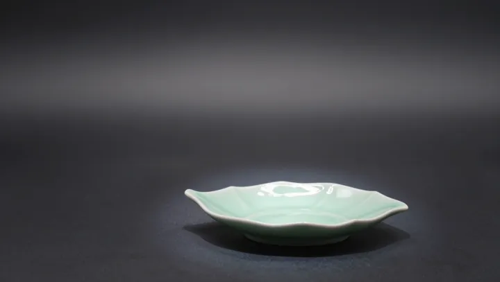 Целадон такой тихий, а внутри прям взрыв смыслов