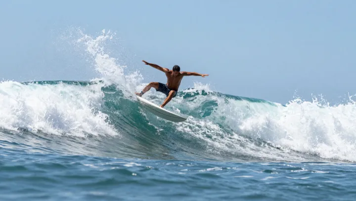 Proč je surfování pocitově snadné, ale tělu dá zabrat