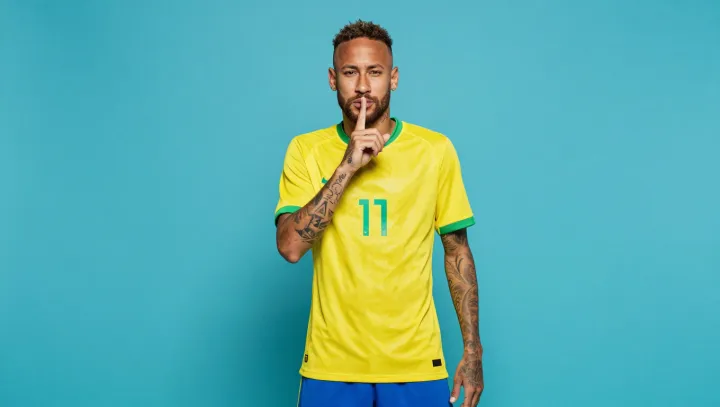 Неймара опять лупят по ногам, а мяч всё равно у них