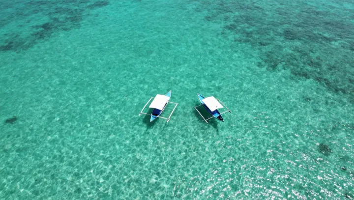 Tohle jezero na Bali, fakt modré… nebo jen trik?