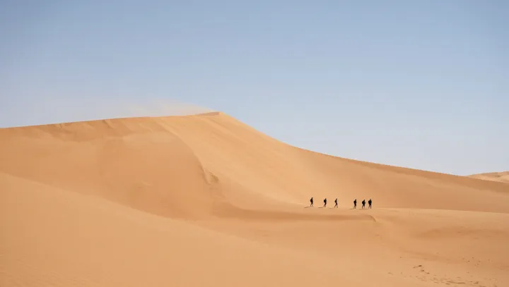 Proč vám poušť „spálí“ kůži i přes oblečení