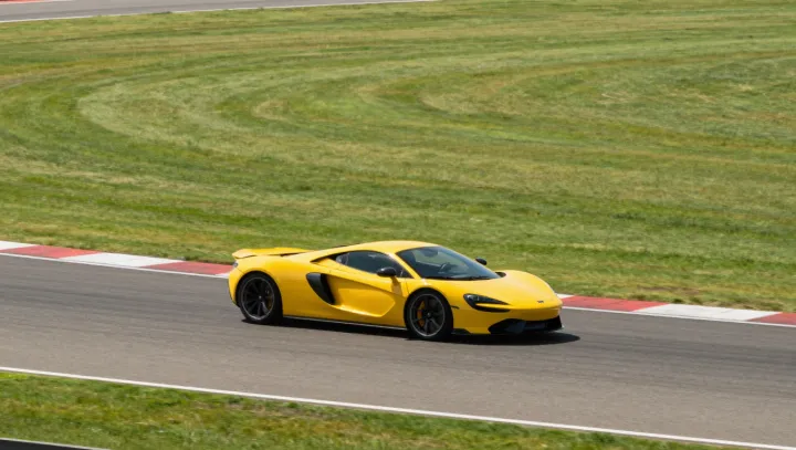 Почему более «тихие» по цифрам машины кажутся намного быстрее