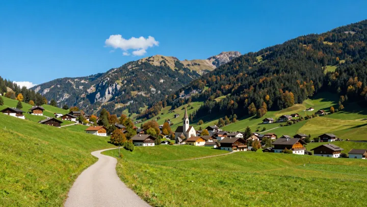 Почему швейцарская альпийская деревня до сих пор не развалилась