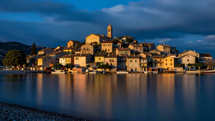 Město nalepené na skále, fakt jako budoucnost…?