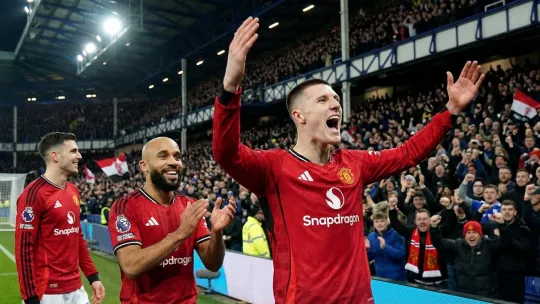 Carrick kekal bertegas, Sesko sekali lagi dipinggirkan di bangku simpanan