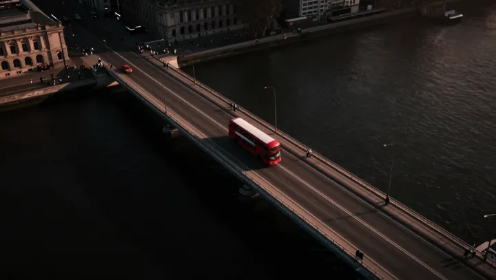 Proč patrové autobusy v Londýně nepadají na bok