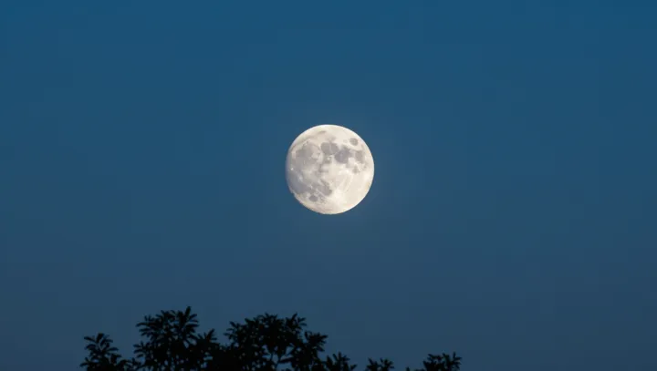 Солнце, Луна рядом днём… серьёзно, где логика