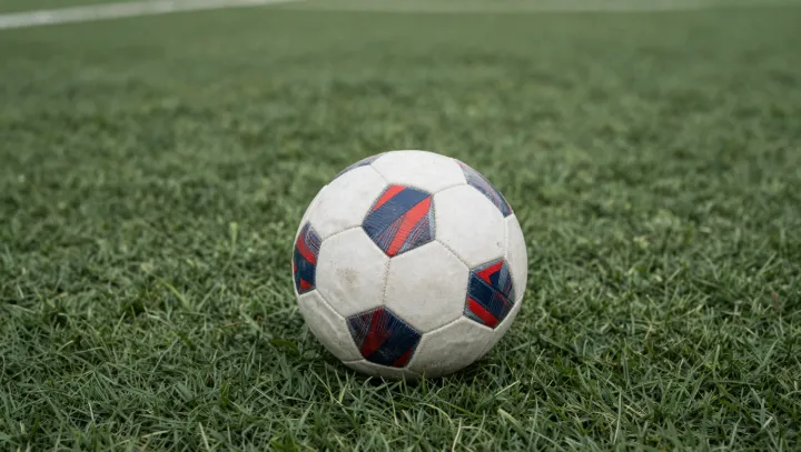 Od pouličního chaosu k přesně kresleným ofsajdovým čarám