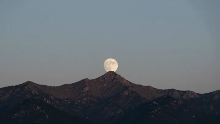 Почему Луна всегда повёрнута к Земле одной и той же стороной