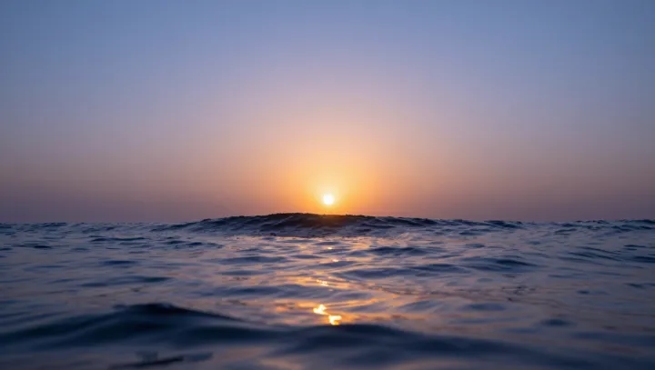 Почему полная луна над морем кажется раздутой