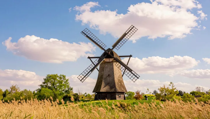 Jak staré větrné mlýny zkrotily rozbouřený jarní vítr