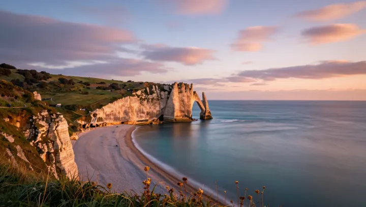 Моне в Этрета, одни и те же скалы, а свет будто издевается