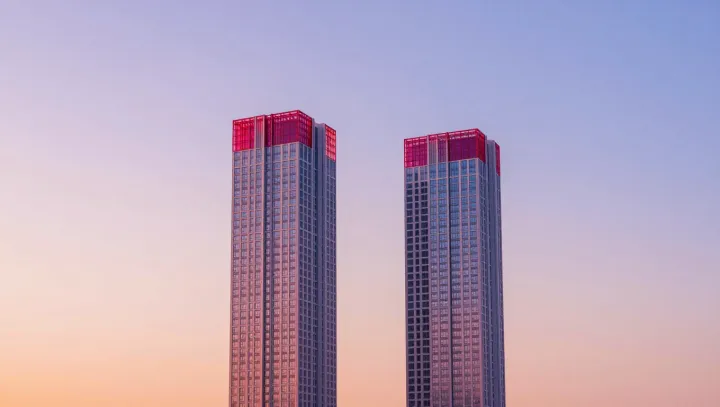 Небоскрёбы шатаются от ветра… и это типа норма