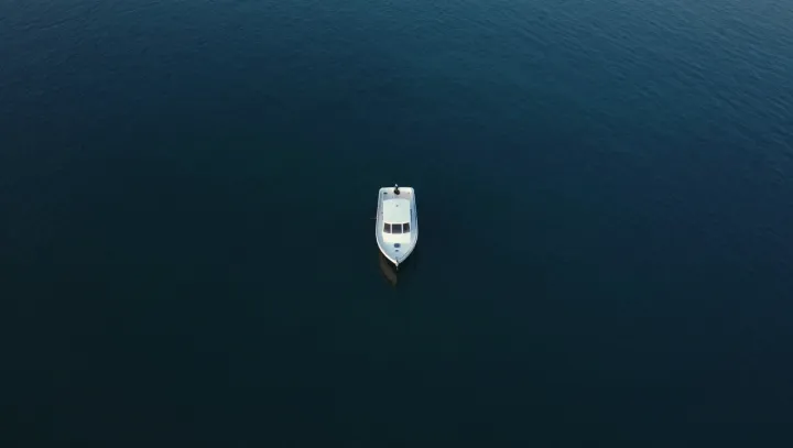 Jak profíci řídí rychlé čluny na úplně klidné hladině