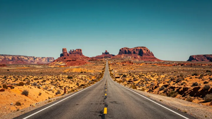 пустыня же ровная была… откуда эти башни вообще