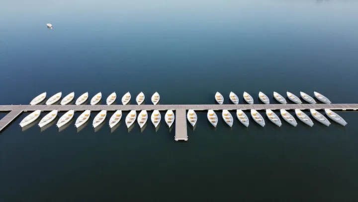 Ty lodě takhle nalepený… fakt bezpečnější než chaos?