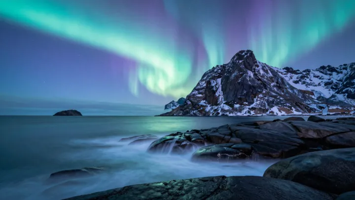 Jak sluneční bouře ničí satelity a rozsvěcují nádherné polární záře