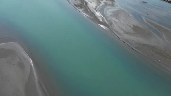 Skrytá fyzika neonově modrých pláží