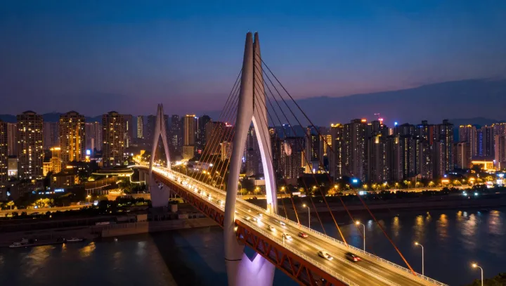 Jak se obří betonový mostní viadukt tiše hýbe