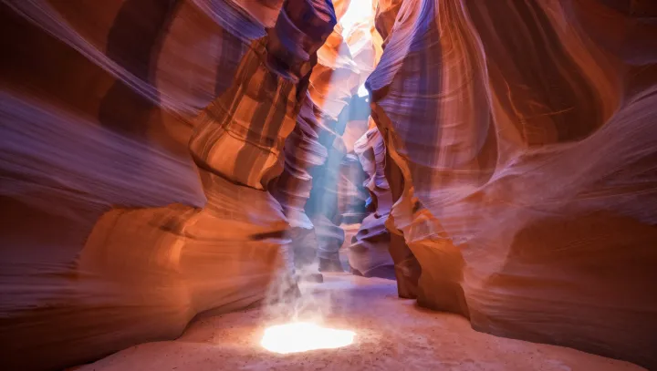 Proč má Antelope Canyon nejradši ostré polední světlo