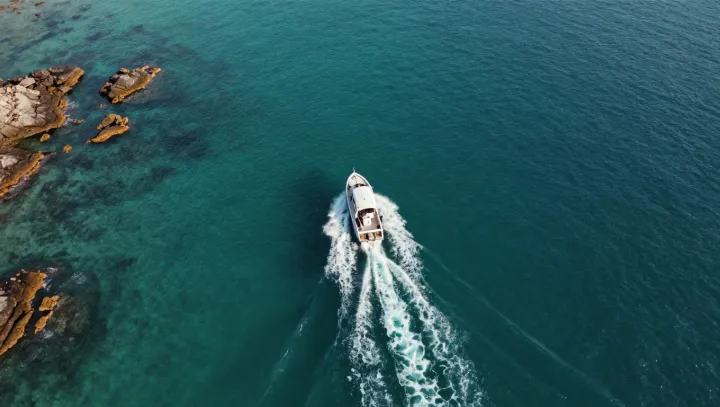 Proč vlny mažou stopy, ale lidé zůstávají