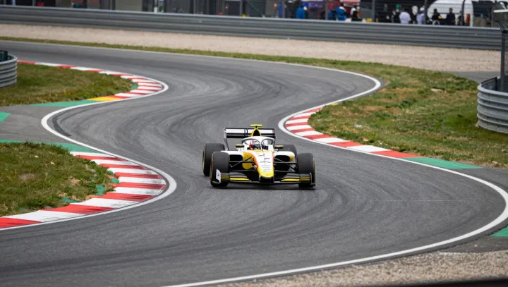 Гонка, которая сжигает месяц твоей заправки