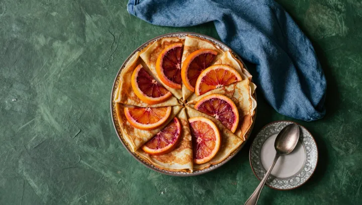 Tenké palačinky proti nadýchané věži