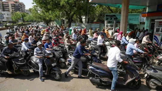 Barisan panjang di stesen minyak India