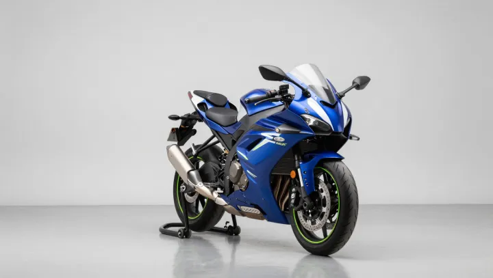 Proč těžká motorka urve superauto z křižovatky