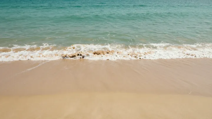 Proč bílé pláže nepálí a tmavé ano