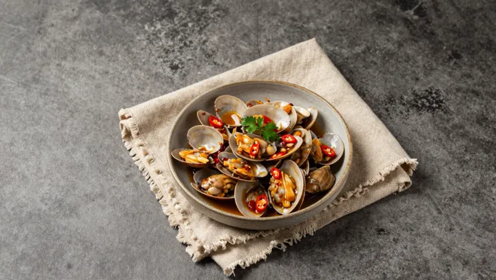 How a Brainless Clam Still Makes Decisions