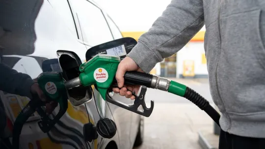 Serangan ke atas Iran pacu lonjakan harga minyak