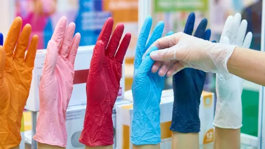 Gangguan di Selat Hormuz jejaskan penghantaran bekalan sarung tangan