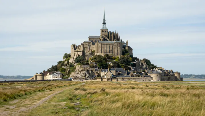 Невидимые замки внутри скал