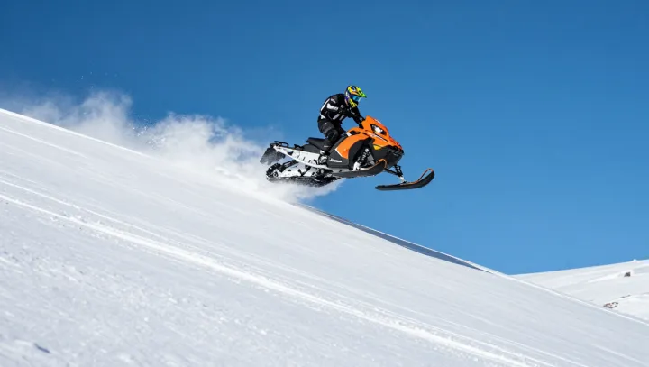 Почему снегоход «плывёт», а человек тонет