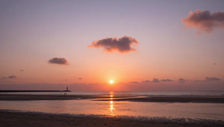 Почему море синее, когда небо горит оранжевым