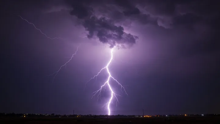 Почему молния вдруг красная или зелёная