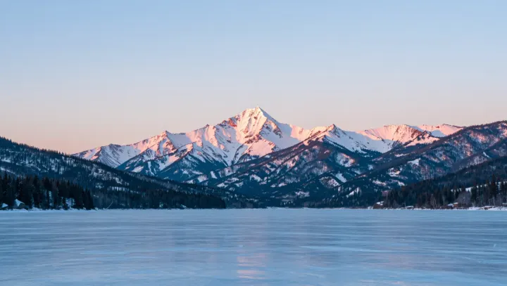 Why a Remote High-Altitude Lake in Xinjiang Remains Full Throughout the Year