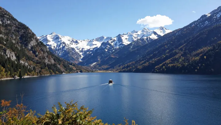 Why Tianshan’s Tianchi Stays Blue and Clear