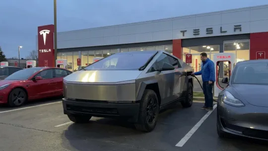 Tesla naik untung, Musk gandakan taruhan AI