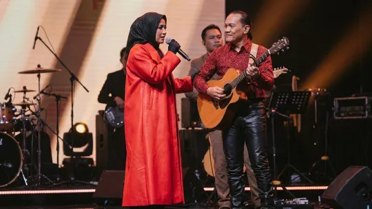 A. Aida dan Ameng pilih damai demi anak