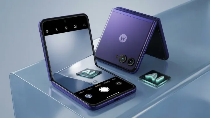 Motorola Razr Ultra Bets On Carbon-Silicon