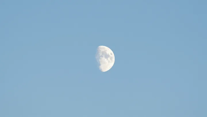 How a Dinner‑Plate Telescope Bites the Moon