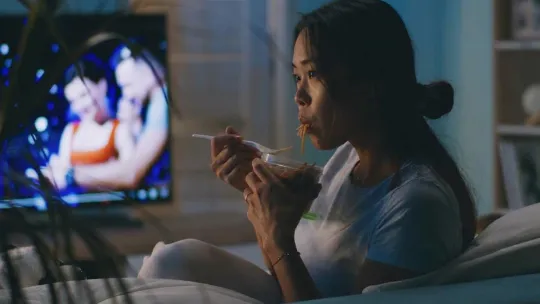 Why Late-Night Eating Batters Your Gut