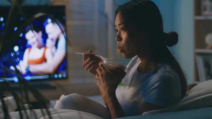 Why Late-Night Eating Batters Your Gut